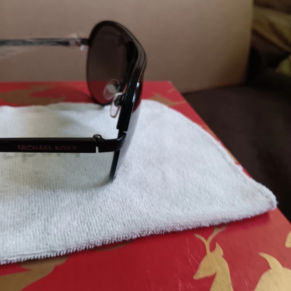 Michael Kors  Borden Pilot Sun Shades - Picture 10 of 16